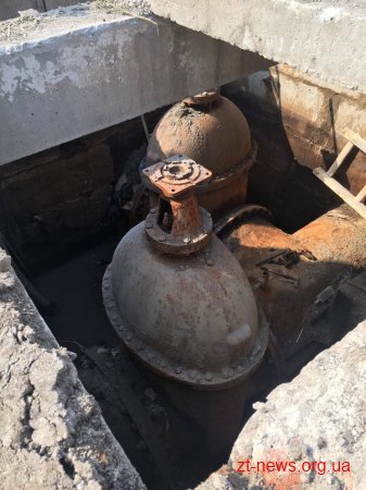 «Житомирводоканал» замінює основні засувки водопостачання міста