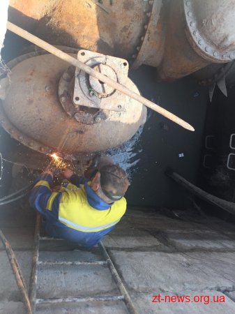 «Житомирводоканал» замінює основні засувки водопостачання міста