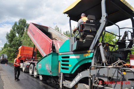 Дорогу Черняхів-Високе-Забріддя ремонтують за рахунок митних коштів