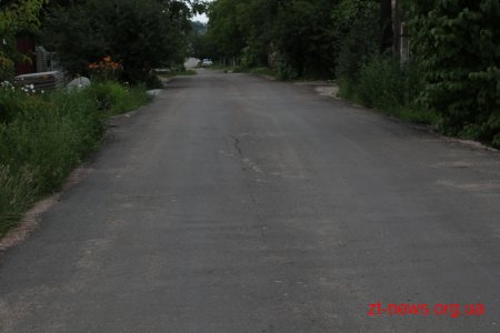 Працівники КП "УАШ" підсипають провулки зрізаним асфальтом
