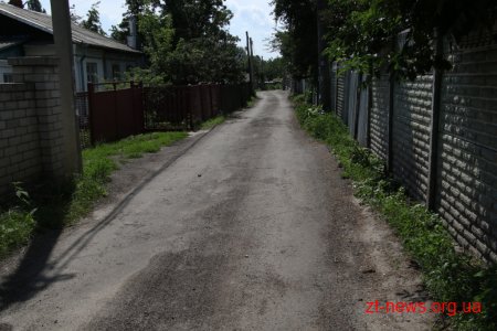 Працівники КП "УАШ" підсипають провулки зрізаним асфальтом