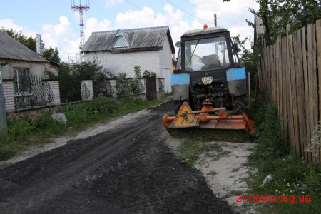 Працівники КП "УАШ" підсипають провулки зрізаним асфальтом