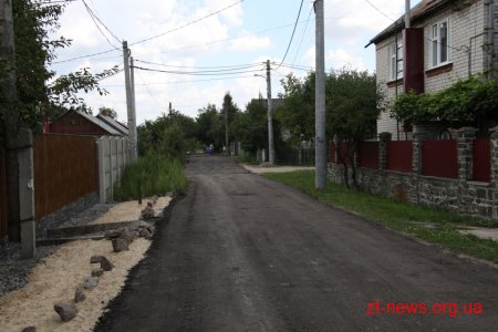 Працівники КП "УАШ" підсипають провулки зрізаним асфальтом