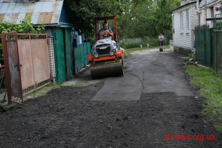 Працівники КП "УАШ" підсипають провулки зрізаним асфальтом