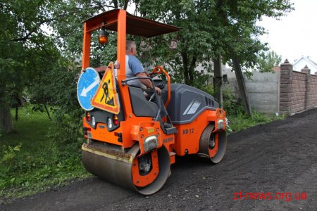 Працівники КП "УАШ" підсипають провулки зрізаним асфальтом