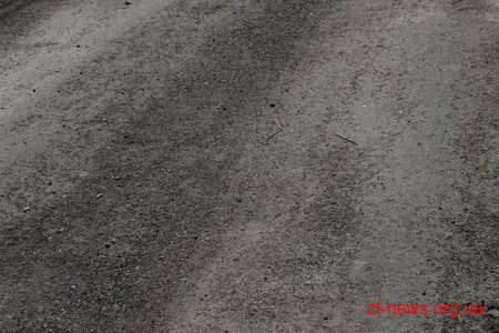 Працівники КП "УАШ" підсипають провулки зрізаним асфальтом