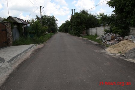 Працівники КП "УАШ" підсипають провулки зрізаним асфальтом