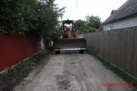 Працівники КП "УАШ" підсипають провулки зрізаним асфальтом