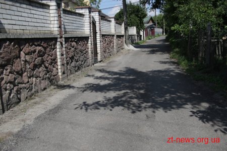 Працівники КП "УАШ" підсипають провулки зрізаним асфальтом