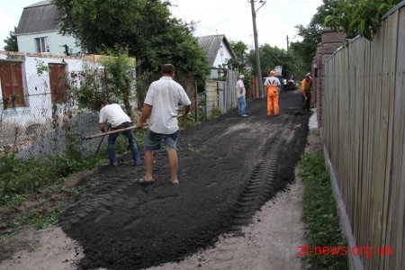 Працівники КП "УАШ" підсипають провулки зрізаним асфальтом