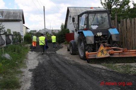 Працівники КП "УАШ" підсипають провулки зрізаним асфальтом