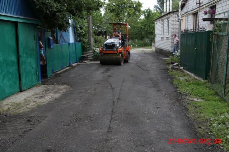 Працівники КП "УАШ" підсипають провулки зрізаним асфальтом
