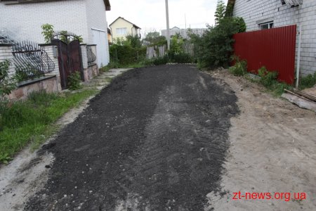 Працівники КП "УАШ" підсипають провулки зрізаним асфальтом