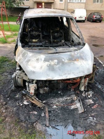 У Коростені поблизу житлового будинку загорівся автомобіль