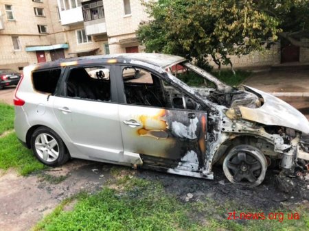 У Коростені поблизу житлового будинку загорівся автомобіль