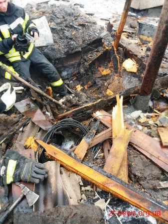 На горищі п’ятиповерхового будинку у Житомирі загорілася дерев'яна надбудова