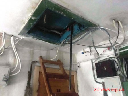 На горищі п’ятиповерхового будинку у Житомирі загорілася дерев'яна надбудова