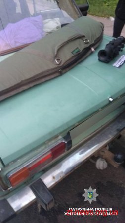 Під час огляду автомобіля патрульні виявили вогнепальну зброю та набої