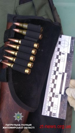 Під час огляду автомобіля патрульні виявили вогнепальну зброю та набої