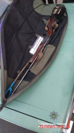 Під час огляду автомобіля патрульні виявили вогнепальну зброю та набої