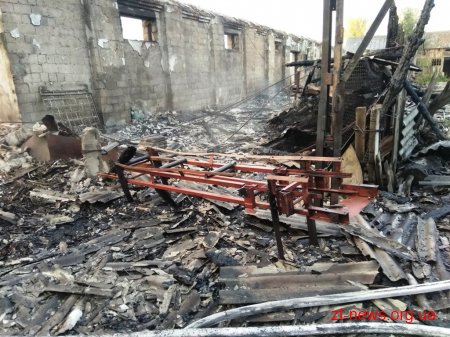 На Житомирщині горів склад та цех з виробництва паливних пелетів