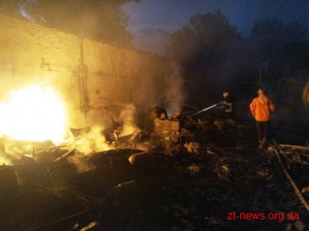 На Житомирщині горів склад та цех з виробництва паливних пелетів