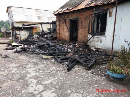 На Житомирщині під час пожежі пенсіонерка отримала опіки