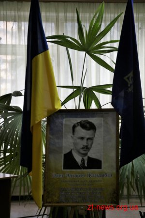 В обласній бібліотеці всім бажаючим розповіли про життєвий та творчий шлях Олега Ольжича