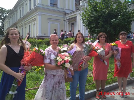 Шість жінок з Житомира отримали нагрудний знак «Мати-героїня»