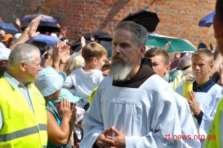 У Бердичеві тисячі паломників з усієї України взяли участь у святковій літургії