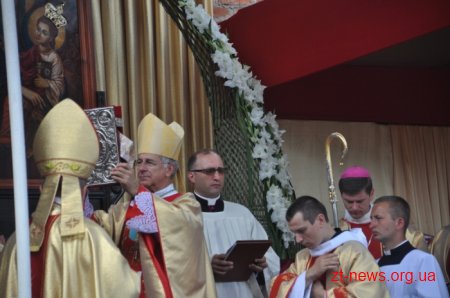 У Бердичеві тисячі паломників з усієї України взяли участь у святковій літургії