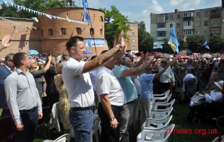 У Бердичеві тисячі паломників з усієї України взяли участь у святковій літургії