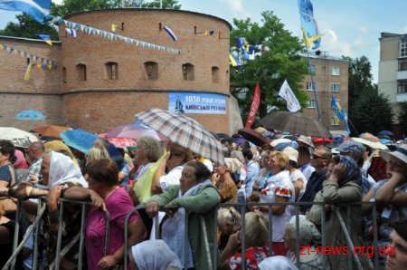 У Бердичеві тисячі паломників з усієї України взяли участь у святковій літургії