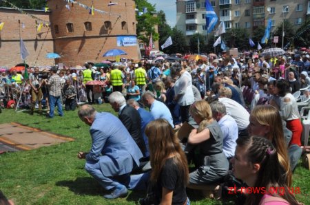 У Бердичеві тисячі паломників з усієї України взяли участь у святковій літургії