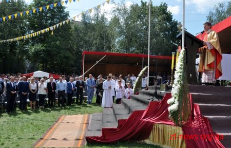 У Бердичеві тисячі паломників з усієї України взяли участь у святковій літургії