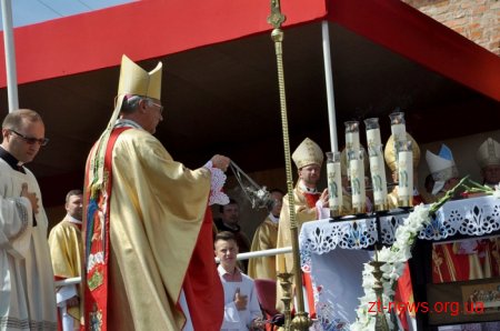 У Бердичеві тисячі паломників з усієї України взяли участь у святковій літургії
