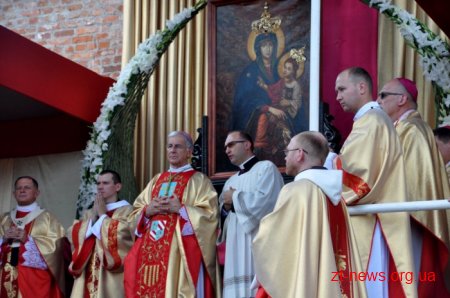 У Бердичеві тисячі паломників з усієї України взяли участь у святковій літургії