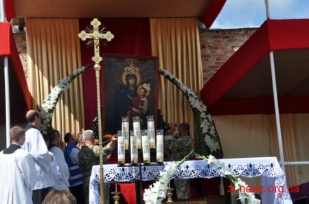У Бердичеві тисячі паломників з усієї України взяли участь у святковій літургії