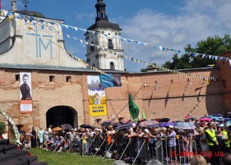 У Бердичеві тисячі паломників з усієї України взяли участь у святковій літургії