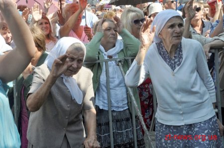 У Бердичеві тисячі паломників з усієї України взяли участь у святковій літургії
