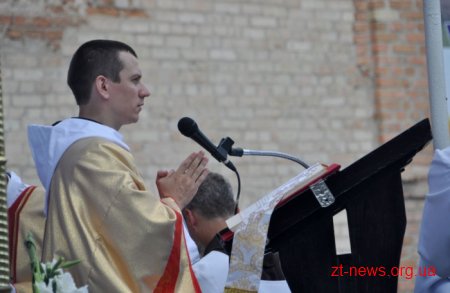 У Бердичеві тисячі паломників з усієї України взяли участь у святковій літургії