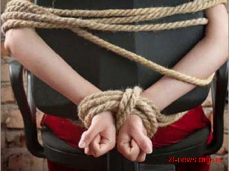 Вночі у будинок жительки с. Семенівки вдерлися невідомі та почали вимагати гроші