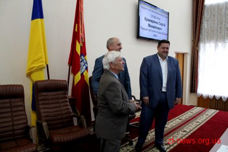 На початку сесії облради жителям області вручили державні нагороди та відзнаки