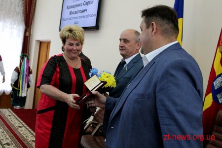 На початку сесії облради жителям області вручили державні нагороди та відзнаки