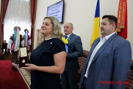 На початку сесії облради жителям області вручили державні нагороди та відзнаки