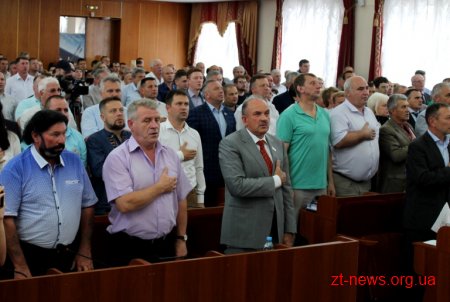 На початку сесії облради жителям області вручили державні нагороди та відзнаки