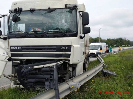 На трасі Київ - Чоп водій "DAF" зіткнувся з причепом вантажівки та в’їхав у відбійник