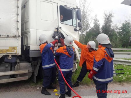 На трасі Київ - Чоп водій "DAF" зіткнувся з причепом вантажівки та в’їхав у відбійник