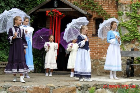 Українські дизайнери представили колекції національного вбрання на етно-фешн-шоу «Аристократична Україна»