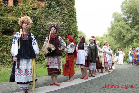 Українські дизайнери представили колекції національного вбрання на етно-фешн-шоу «Аристократична Україна»
